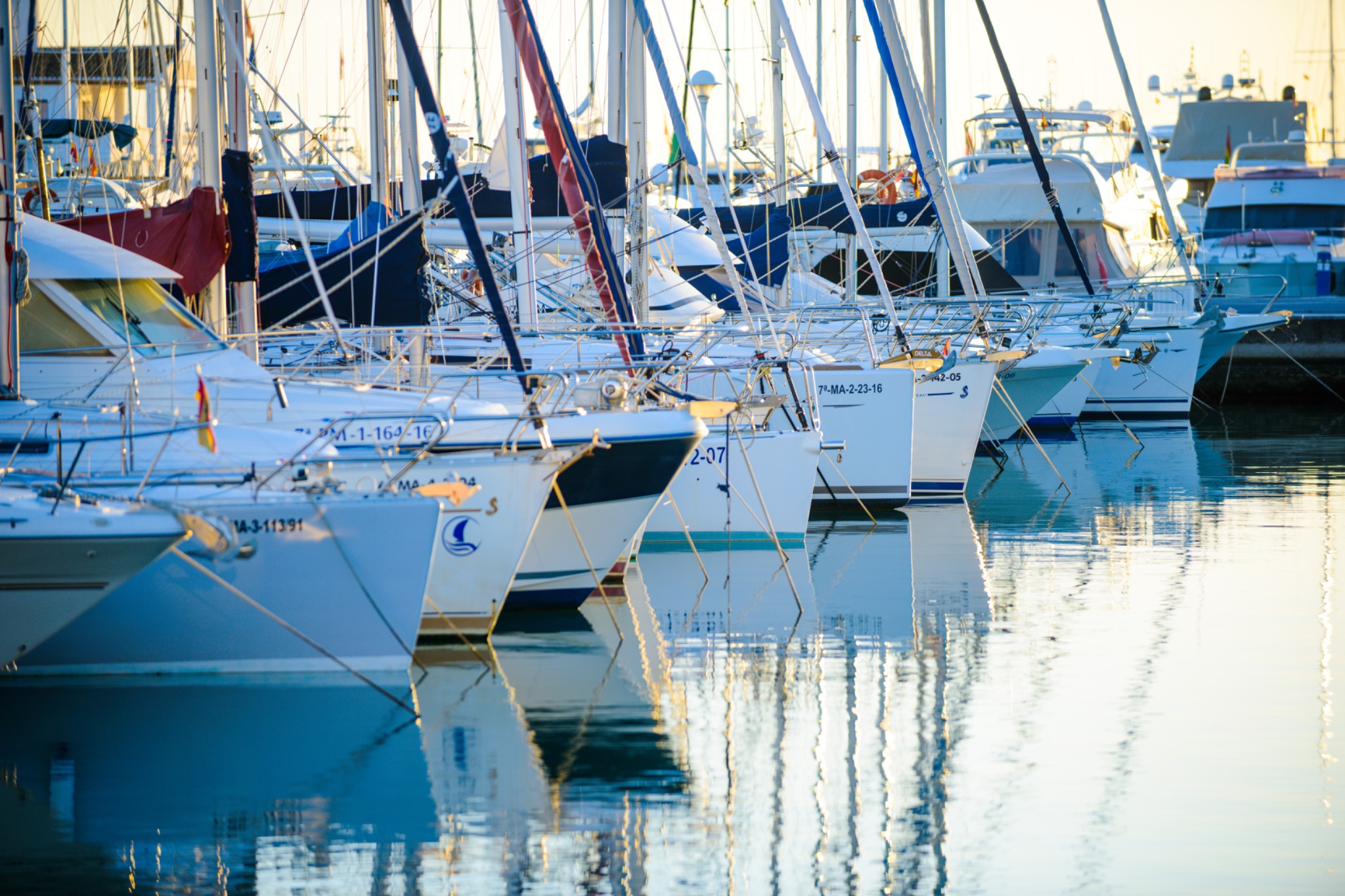 Puerto deportivo español con embarcaciones amarradas